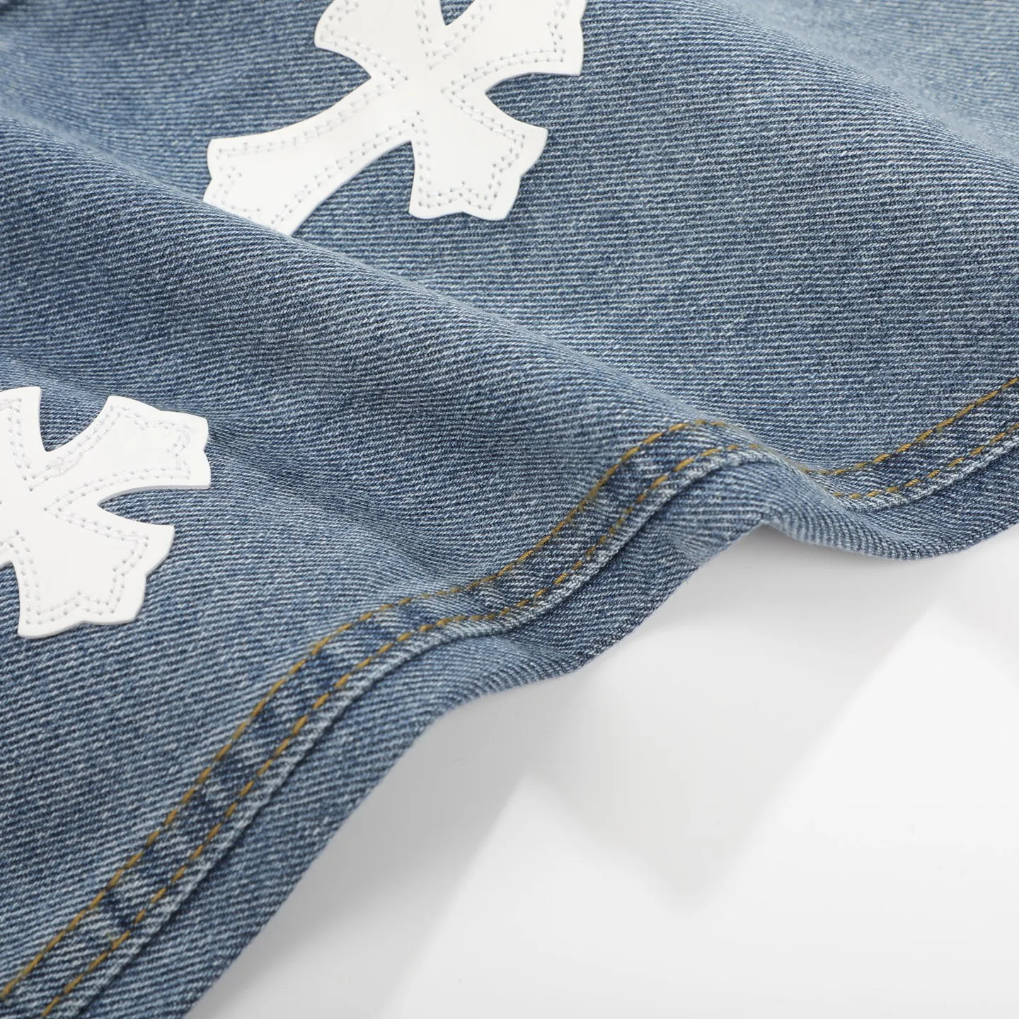 P230 Chrome Hearts CH/Chrome Hearts classic blue and white cross-patterned leather jeans. Original purchase and patterning. Really restores the ultimate texture of Vintage. Special Italian cowhide print and then cut. Customized three-layer thick line leather of sheepskin. The whole body is spliced in heavy water washing process. Craftsmen hand-splash ink. You can see the details. Three-dimensional cutting version. Loose and comfortable. Not flattering on the figure. Makes you taller and slimmer. Factory Seiko. Original quality control. Same style for men and women. Can be matched with couples. Versatile recommendation. Essential jeans for all seasons Color: blue Size: 28-36 (S-XXL)